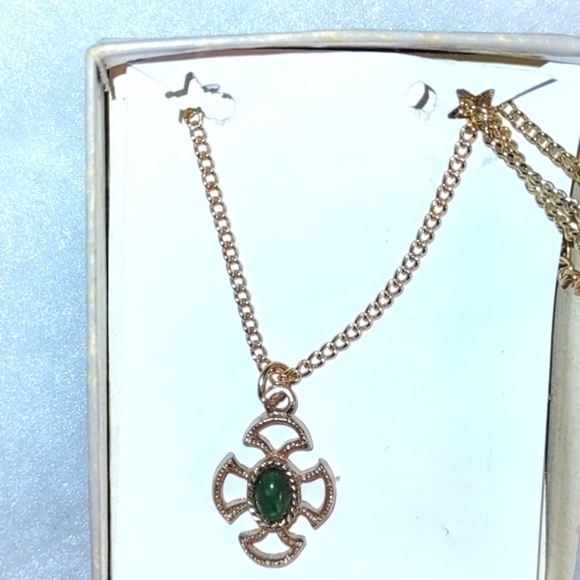 Avon Jade Green Baroness Celtic Cross Pendant - Picture 4 of 7